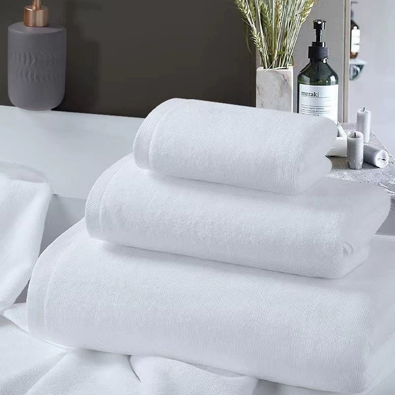 Como o design do loop da toalha combinado com a trama simples afeta a absorção da toalha?